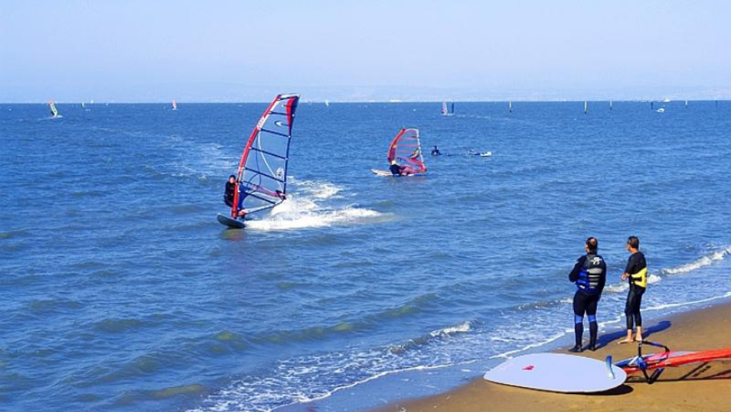 coyote point recreation area parasailers at coyote point recreation area near san francisco